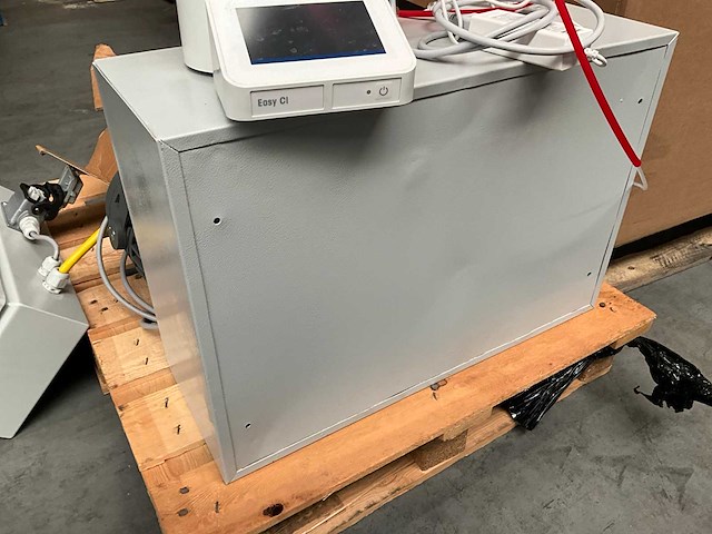 Touchscreen pc, titrator, lamp en kast - afbeelding 7 van  15