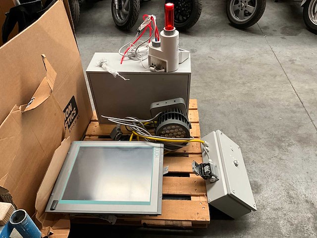 Touchscreen pc, titrator, lamp en kast - afbeelding 1 van  15