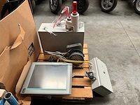 Touchscreen pc, titrator, lamp en kast - afbeelding 1 van  15