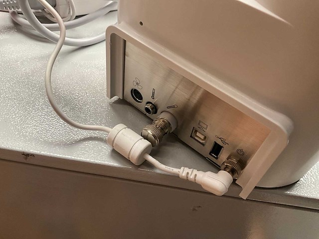 Touchscreen pc, titrator, lamp en kast - afbeelding 14 van  15