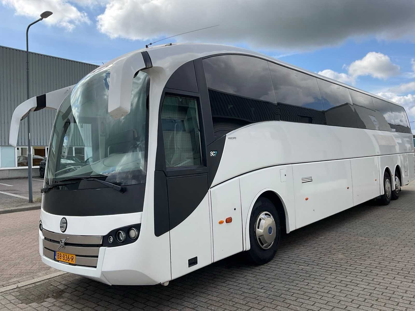 Touringcars van volvo, vdl, van hool en setra