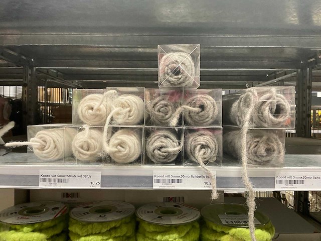 Touw, draad, pushpins, vilt - afbeelding 17 van  48