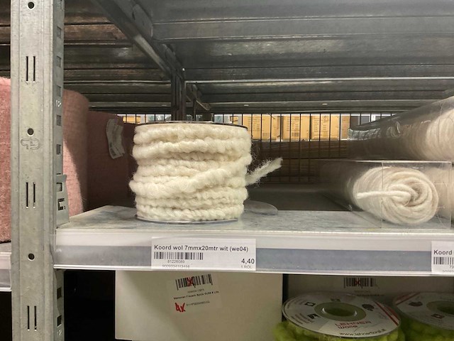 Touw, draad, pushpins, vilt - afbeelding 18 van  48