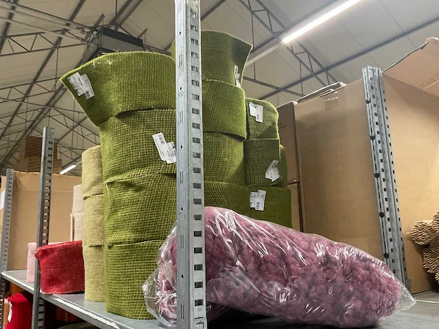 Touw, draad, pushpins, vilt - afbeelding 27 van  48