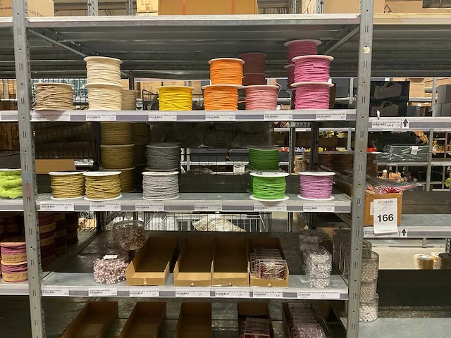 Touw, draad, pushpins, vilt - afbeelding 23 van  48