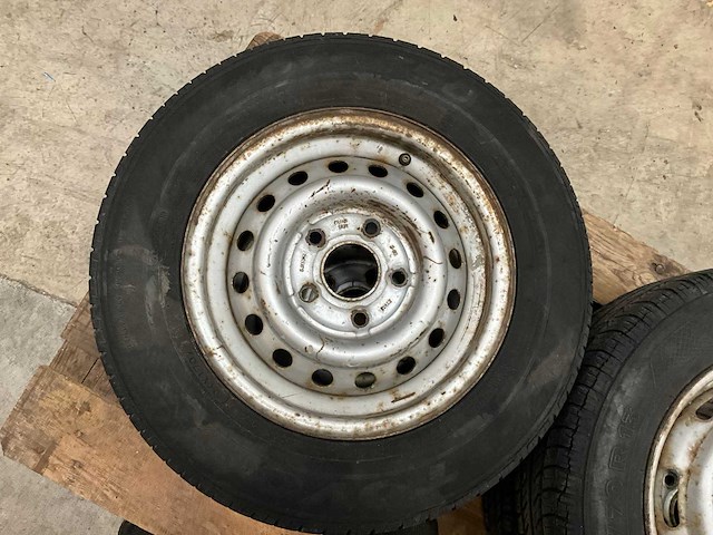 Toyo autoband op stalenvelg (4x) - afbeelding 3 van  6