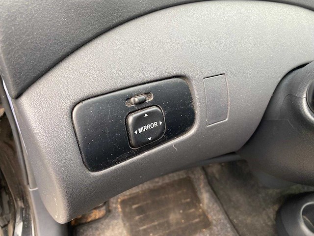 Toyota - 2001 - yaris - 1.5-16v vvt-i tsport - 08-hl-lb - afbeelding 4 van  17