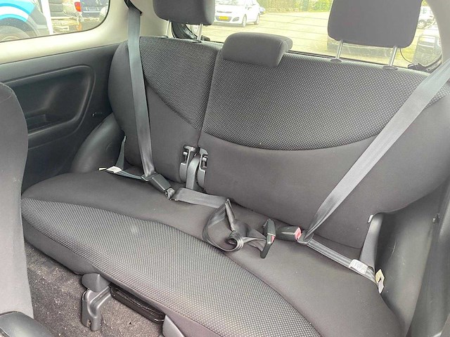 Toyota - 2001 - yaris - 1.5-16v vvt-i tsport - 08-hl-lb - afbeelding 10 van  17