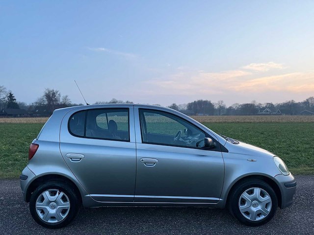 Toyota - 2004 - yaris - 1.3 vvt-i idols - 70-nt-nl - afbeelding 2 van  9