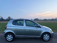 Toyota - 2004 - yaris - 1.3 vvt-i idols - 70-nt-nl - afbeelding 2 van  9