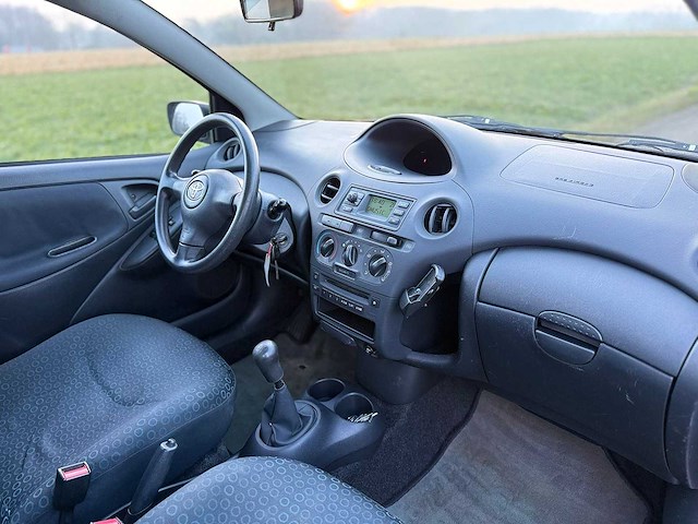 Toyota - 2004 - yaris - 1.3 vvt-i idols - 70-nt-nl - afbeelding 5 van  9