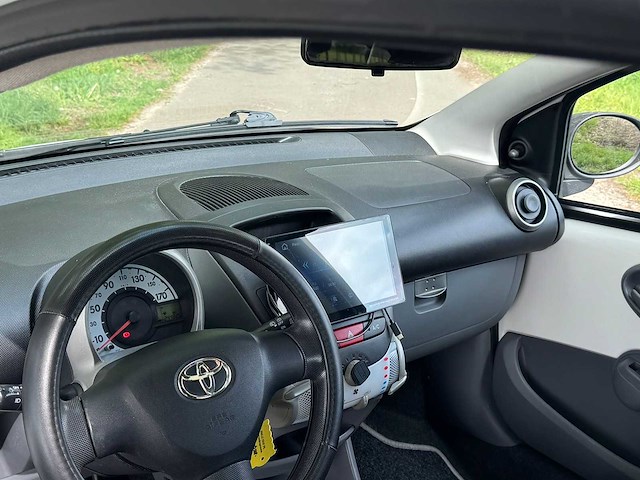 Toyota - 2011 - aygo - 1.0-12v now - 99-rkx-6 - personenauto - afbeelding 2 van  9