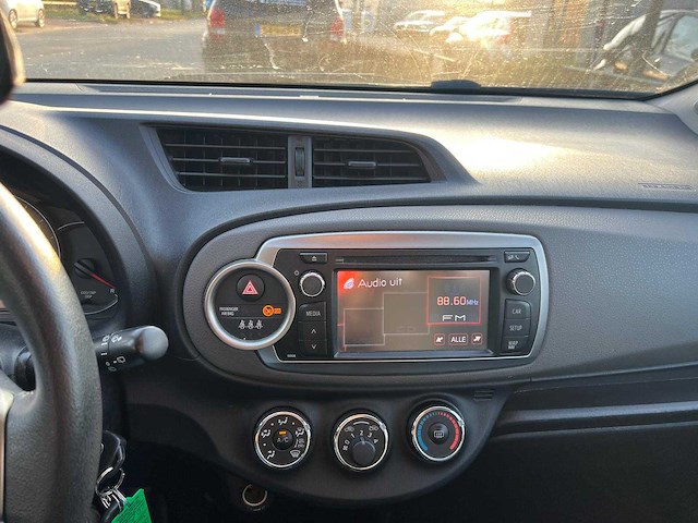 Toyota - 2011 - yaris - 1.0 vvt-i aspiration - 38-slr-1 - afbeelding 2 van  15