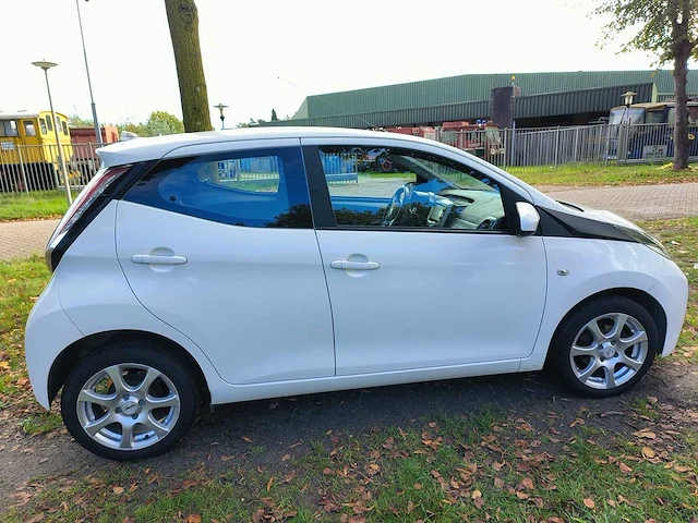 Toyota - 2015 - aygo - 1.0 vvt-i x-play automaat - l-233-vp - afbeelding 12 van  18