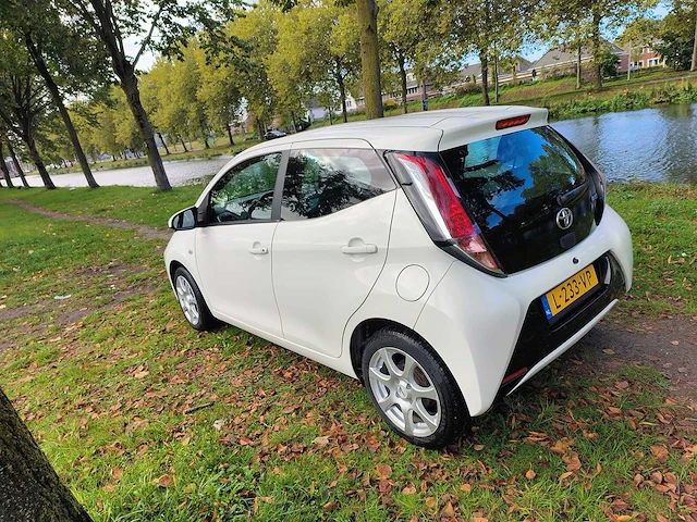 Toyota - 2015 - aygo - 1.0 vvt-i x-play automaat - l-233-vp - afbeelding 14 van  18