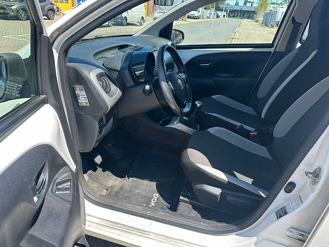 Toyota - 2017 - aygo - 1.0 vvt-i x-play - personenauto - afbeelding 2 van  19