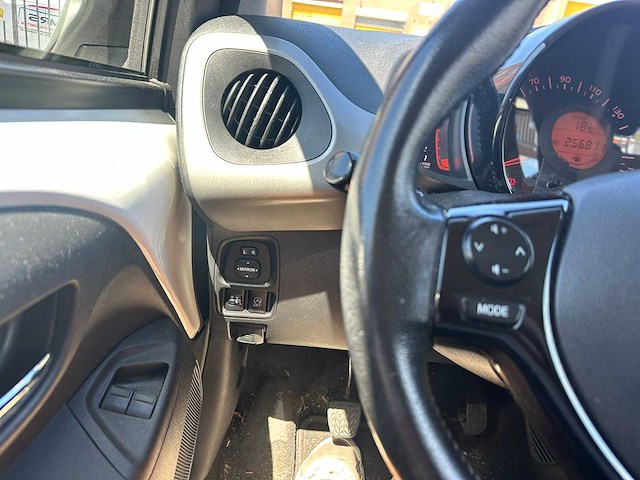 Toyota - 2017 - aygo - 1.0 vvt-i x-play - personenauto - afbeelding 5 van  19