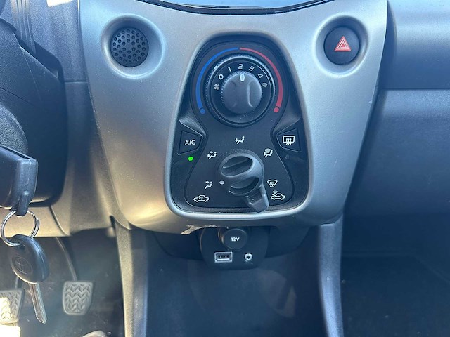 Toyota - 2017 - aygo - 1.0 vvt-i x-play - personenauto - afbeelding 8 van  19