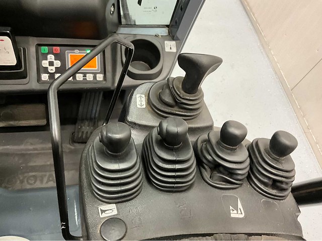 Toyota - 8fbe16t - vorkheftruck 2018- freelift - sideshift - kunststof dak - 4e functie - afbeelding 1 van  18