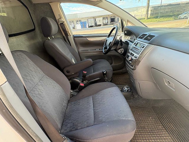 Toyota - avensis verso - 2.0 vvt-i l. luna van - car - 2003 - afbeelding 4 van  15
