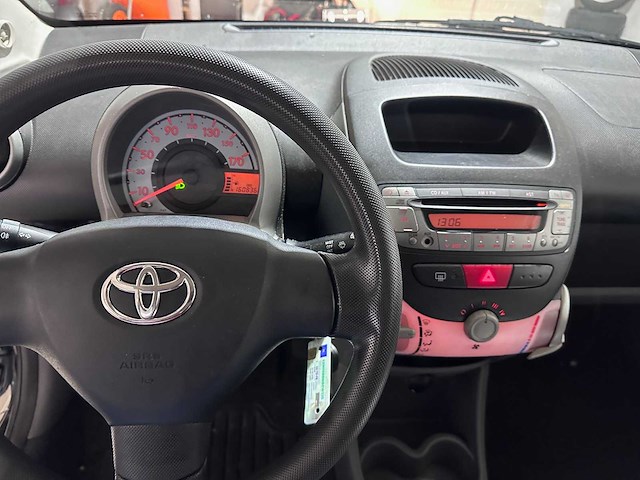 Toyota - aygo - 1.0-12v + - 64-td-fb - afbeelding 2 van  18