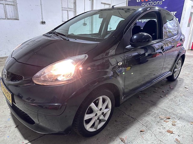 Toyota - aygo - 1.0-12v + - 64-td-fb - afbeelding 1 van  18