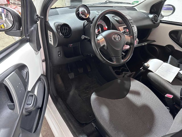 Toyota - aygo - 1.0 vvt-i aspiration - gj-329-x- 2013 - afbeelding 4 van  5