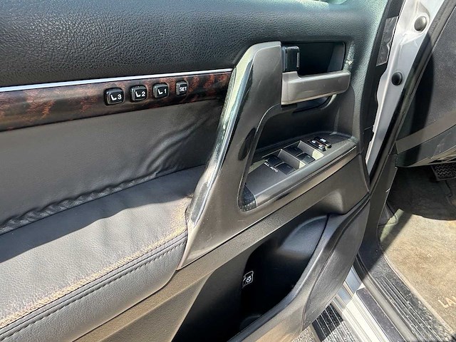 Toyota - land cruiser v8 - 4.5 d-4d v8 exec. 7p. - car - 2012 - afbeelding 20 van  40