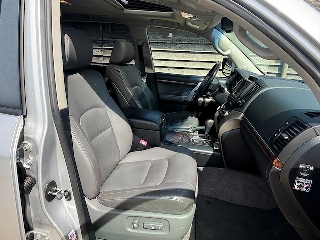 Toyota - land cruiser v8 - 4.5 d-4d v8 exec. 7p. - car - 2012 - afbeelding 30 van  40