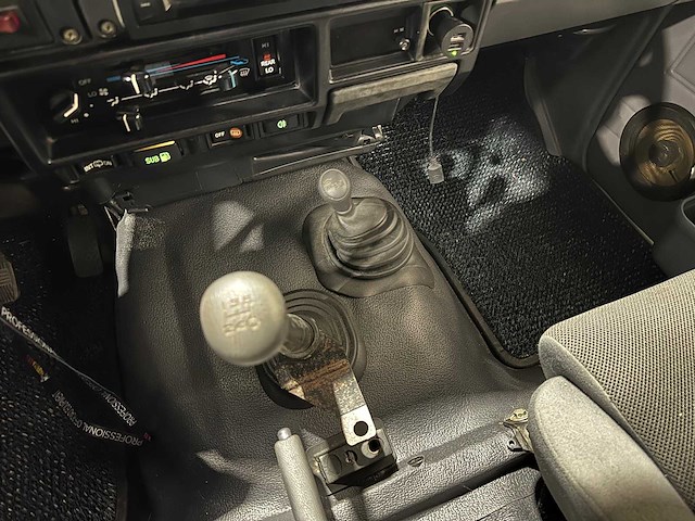 Toyota - landcruiser - camperkenteken 59-lkl-5 - afbeelding 11 van  14