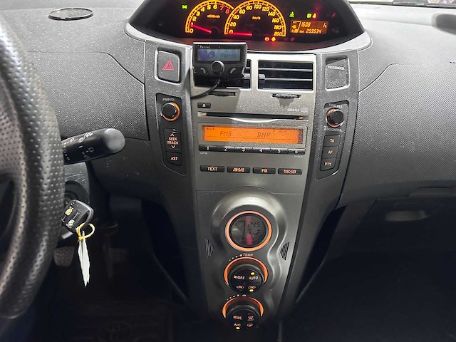 Toyota - yaris - 1.3 vvti aspiration - 06-ksb-4 - afbeelding 12 van  18