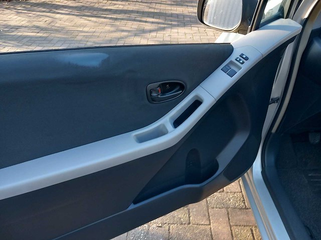 Toyota - yaris - 1.3 vvti comfort - personenauto - afbeelding 5 van  11