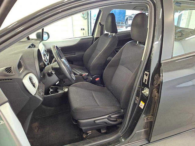 Toyota - yaris - 1.5 full hybrid asp. - car - 2014 - afbeelding 15 van  18