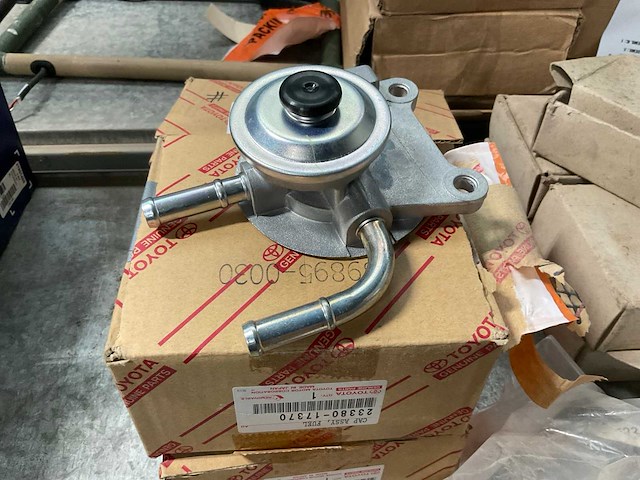 Toyota 23380-17370 fuel cap assembly (3x) - afbeelding 4 van  5