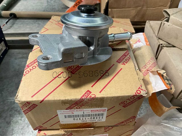 Toyota 23380-17370 fuel cap assembly (3x) - afbeelding 2 van  5