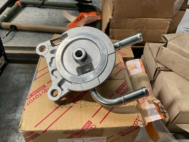 Toyota 23380-17370 fuel cap assembly (3x) - afbeelding 1 van  5