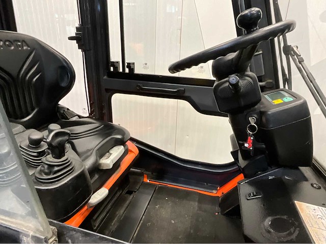 Toyota 7fbmf50 - vorkheftruck sideshift - vorkenversteller tot buiten het vorkenbord - afbeelding 6 van  17