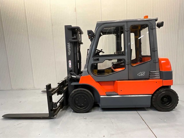Toyota 7fbmf50 - vorkheftruck sideshift - vorkenversteller tot buiten het vorkenbord - afbeelding 11 van  17