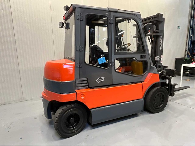 Toyota 7fbmf50 - vorkheftruck sideshift - vorkenversteller tot buiten het vorkenbord - afbeelding 14 van  17