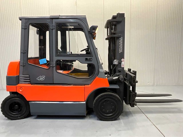 Toyota 7fbmf50 - vorkheftruck sideshift - vorkenversteller tot buiten het vorkenbord - afbeelding 15 van  17