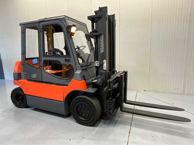 Toyota 7fbmf50 - vorkheftruck sideshift - vorkenversteller tot buiten het vorkenbord - afbeelding 16 van  17