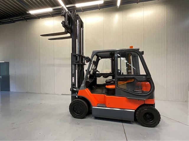 Toyota 7fbmf50 - vorkheftruck sideshift - vorkenversteller tot buiten het vorkenbord - afbeelding 1 van  2