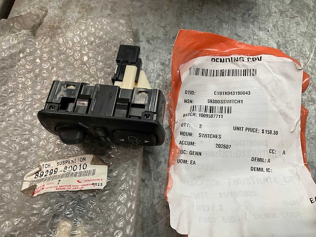 Toyota 89299-60010 switches (2x) - afbeelding 1 van  3