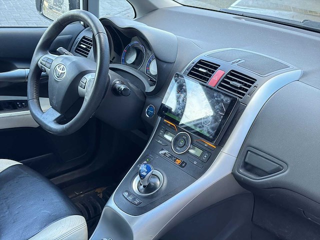 Toyota auris 1.8 full hybrid dynamic 2011 | 91-pnt-7 i - afbeelding 21 van  28
