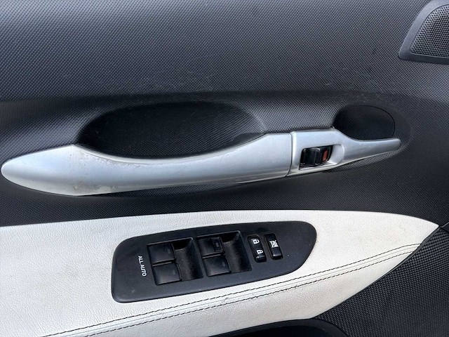 Toyota auris 1.8 full hybrid dynamic 2011 | 91-pnt-7 i - afbeelding 27 van  28