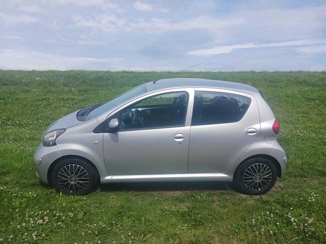Toyota aygo 1.0-12v , 3-zrt-79 - afbeelding 3 van  12