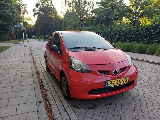 Toyota aygo 1.0-12v , 92-zn-zx - afbeelding 2 van  8