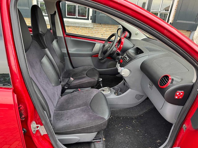 Toyota aygo 1.0-12v aspir. red air automaat 09-nhh-1 - afbeelding 2 van  18