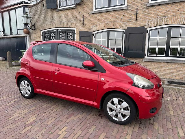 Toyota aygo 1.0-12v aspir. red air automaat 09-nhh-1 - afbeelding 13 van  18