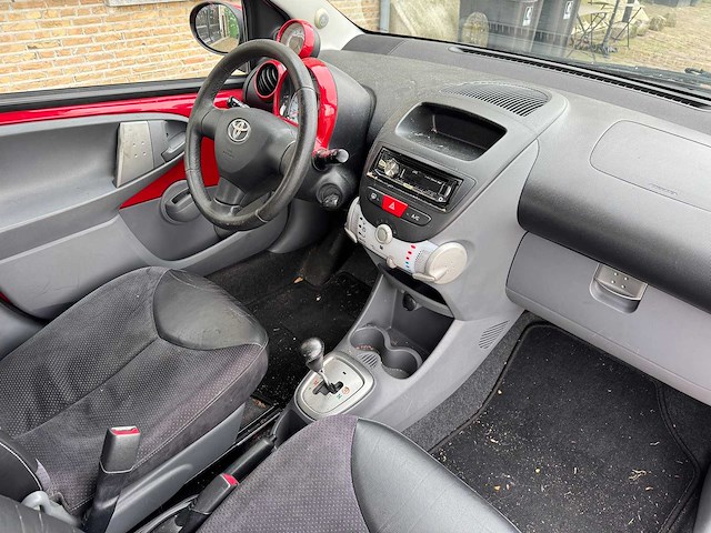 Toyota aygo 1.0-12v aspir. red air automaat 09-nhh-1 - afbeelding 15 van  18